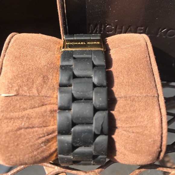 Michael Kors MK5191 Women’s Black and gold watch - Picture 4 of 5